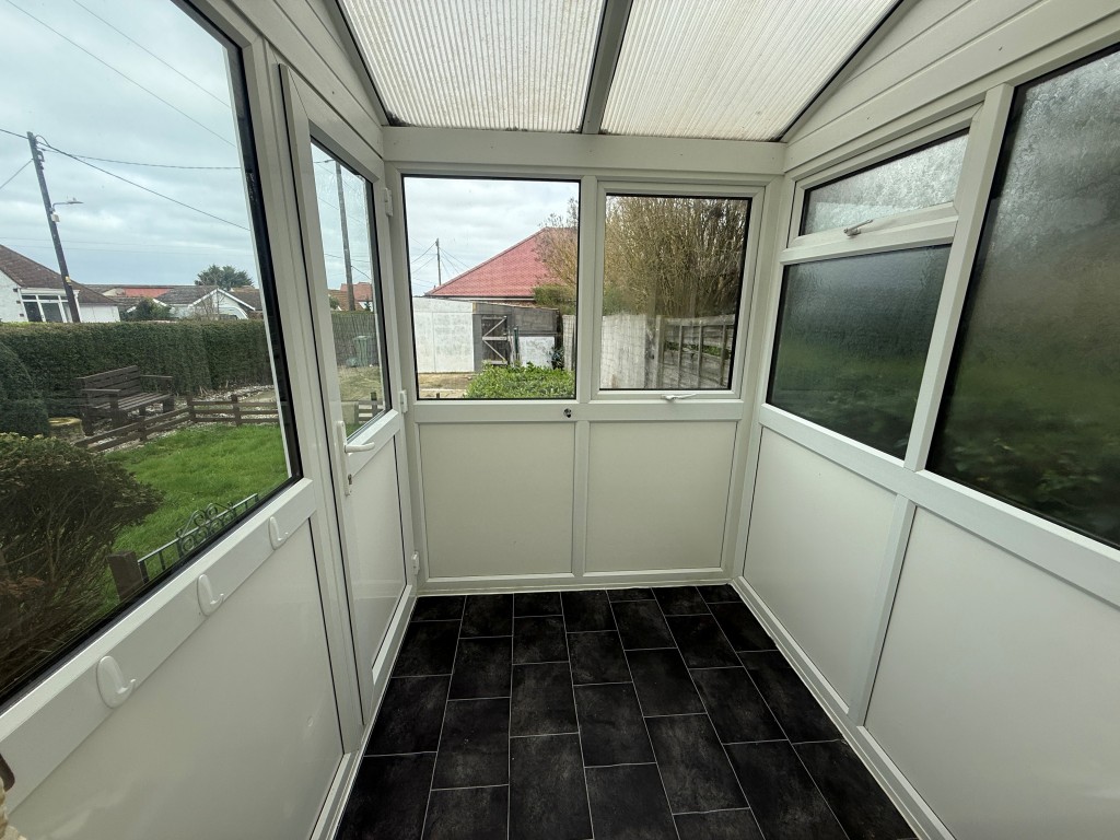 Lot: 107 - FOUR-BEDROOM DETACHED HOUSE FOR REFURBISHMENT - Conservatory